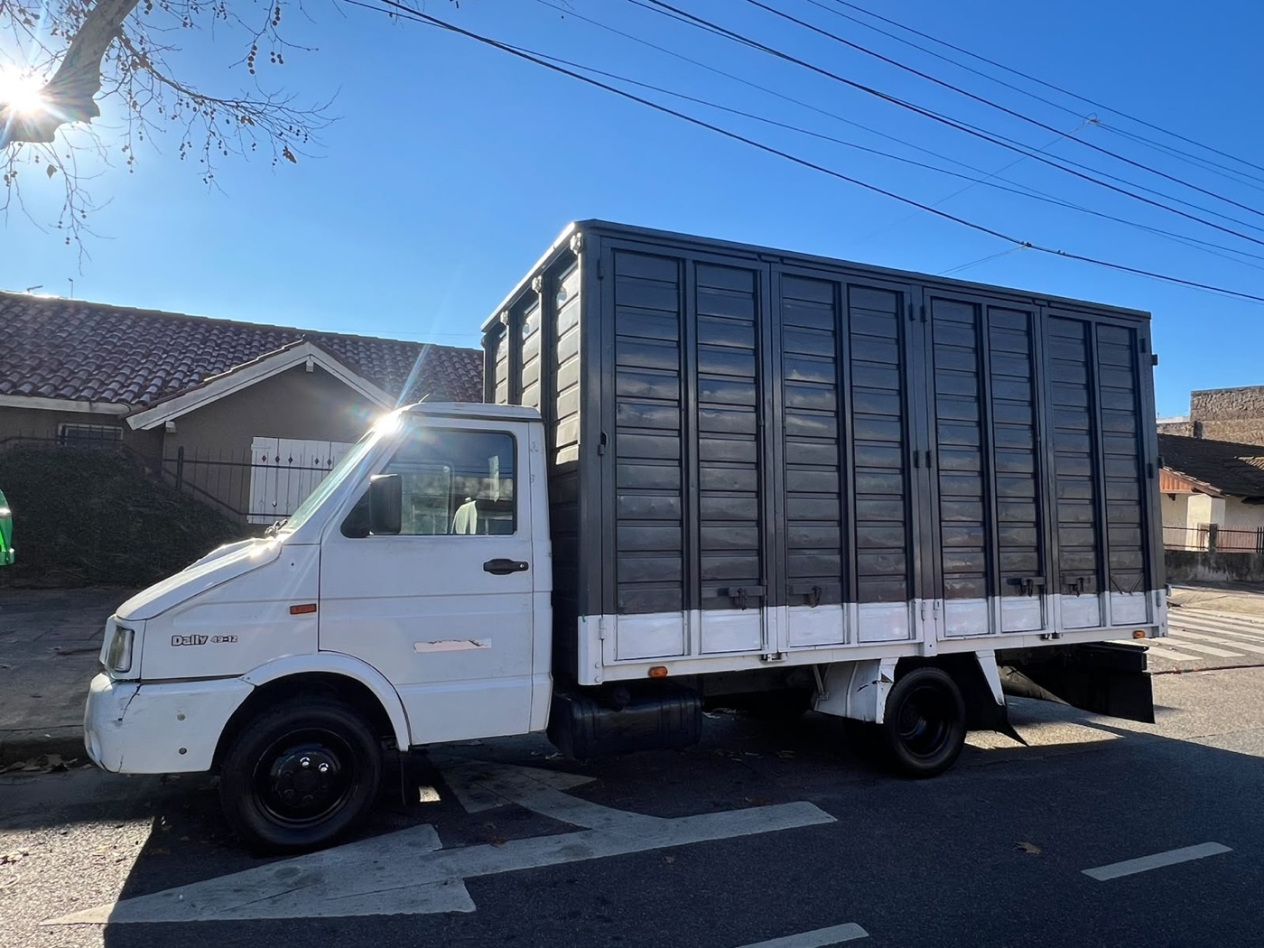 Camión Iveco de la flota propia de Urquiza Fletes para mudanzas y fletes en Buenos Aires