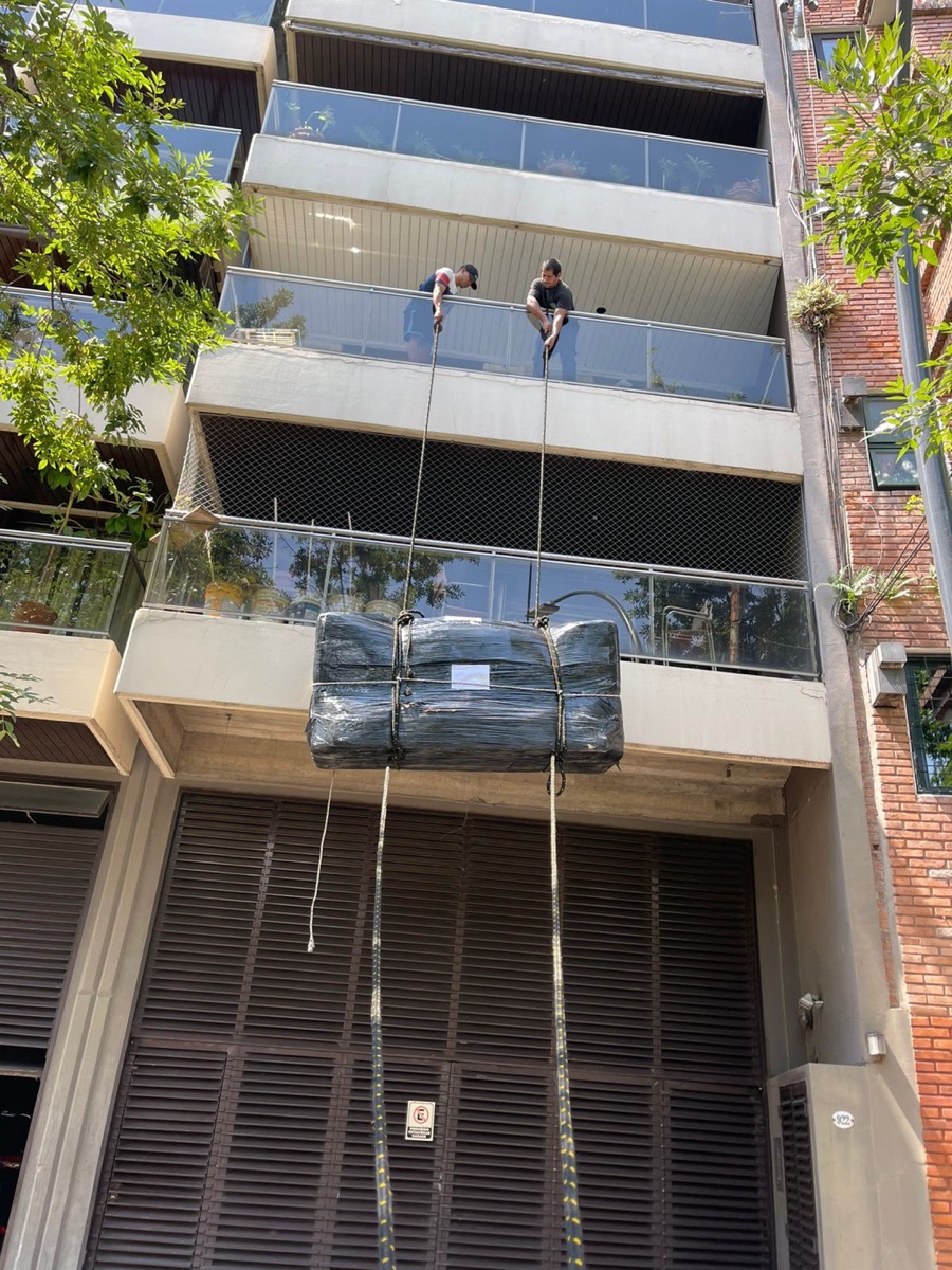 Trabajo con soga en altura: bajada de muebles por balcón realizada por Urquiza Fletes
